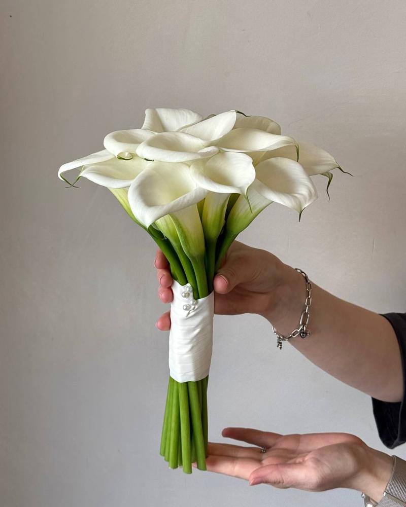 Bukiet ślubny do koronkowej sukni