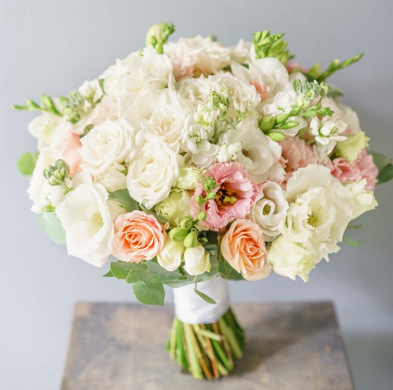 Kwiaty podkreślające delikatność koronki