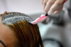 Jak przywrócić blask włosom po farbowaniu, które wyglądają jak siano?