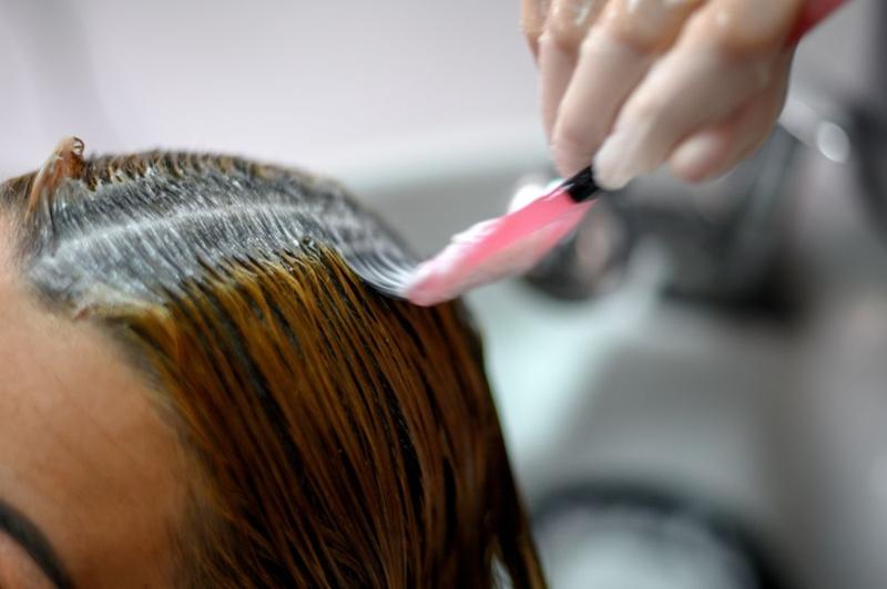 Jak przywrócić blask włosom po farbowaniu, które wyglądają jak siano?