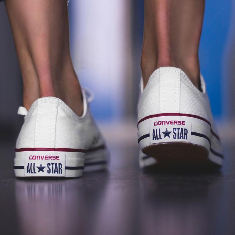 Idealne tenisówki do spódnicy – jak stworzyć modny i wygodny look?