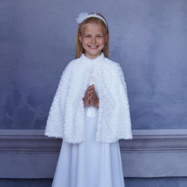 Zaskocz bliskich: jak uszyć piękną pelerynę komunijną krok po kroku