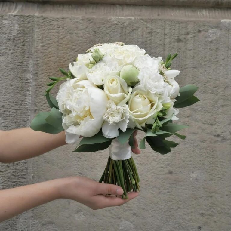 Znalezienie idealnego bukietu do sukni ślubnej – jak dopasować kwiaty do stylu uroczystości?