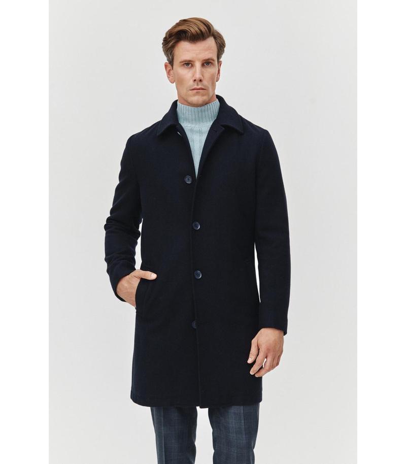 Idealne połączenia – jaki kolor butów do granatowego płaszcza wybrać?