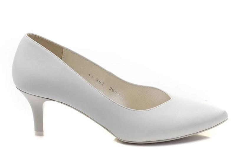 Idealne połączenie: jaki kolor butów pasuje do sukni ecru?