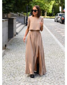 Jak dobrać idealną bluzkę do zwiewnej spódnicy?