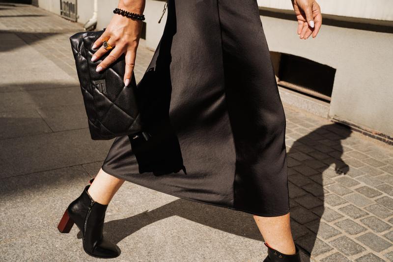 Jakie buty do sukienki wybrać na zimowe dni?