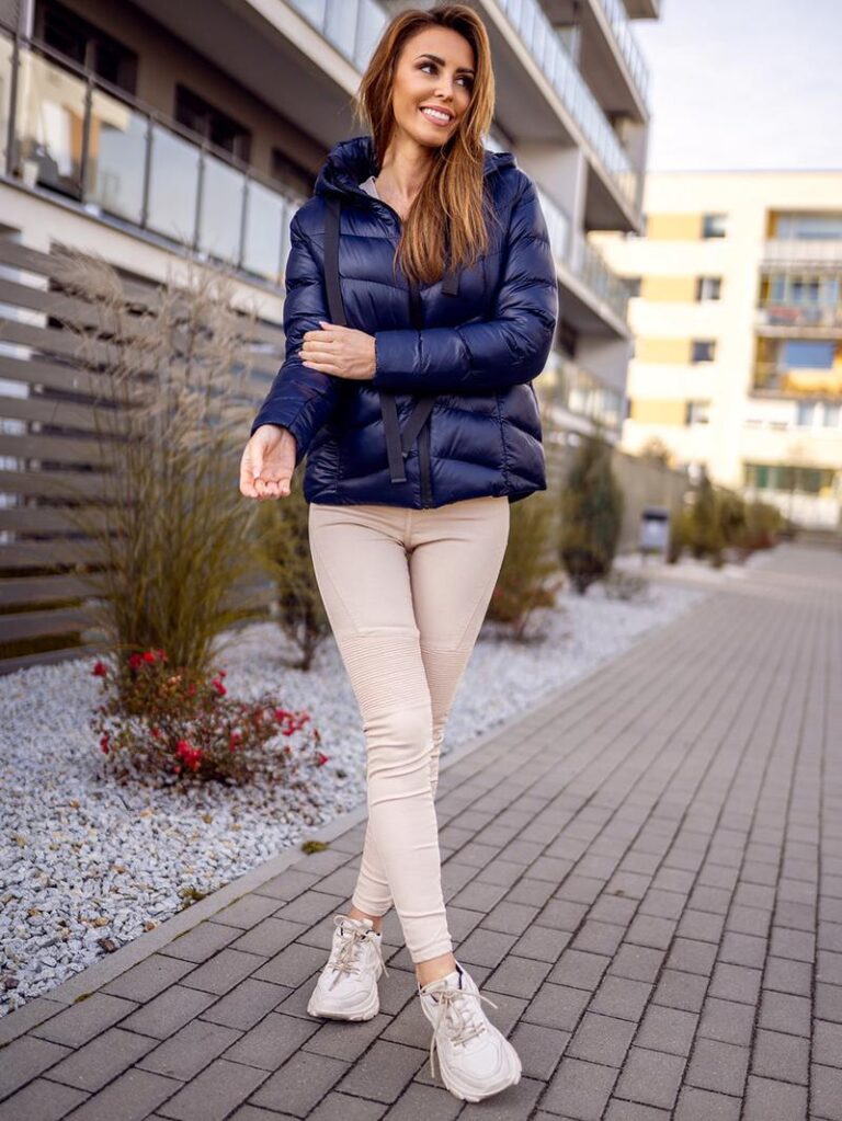 Jakie buty w stylu dopełnią niebieską kurtkę?
