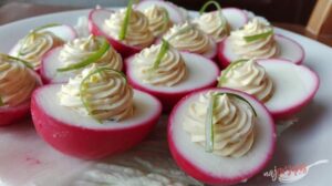 Kolorowe święta: Jak stworzyć piękne czerwone jajka?