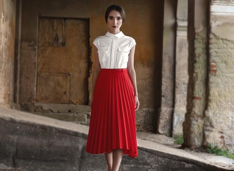 Bluzka do czerwonej ołówkowej spódnicy