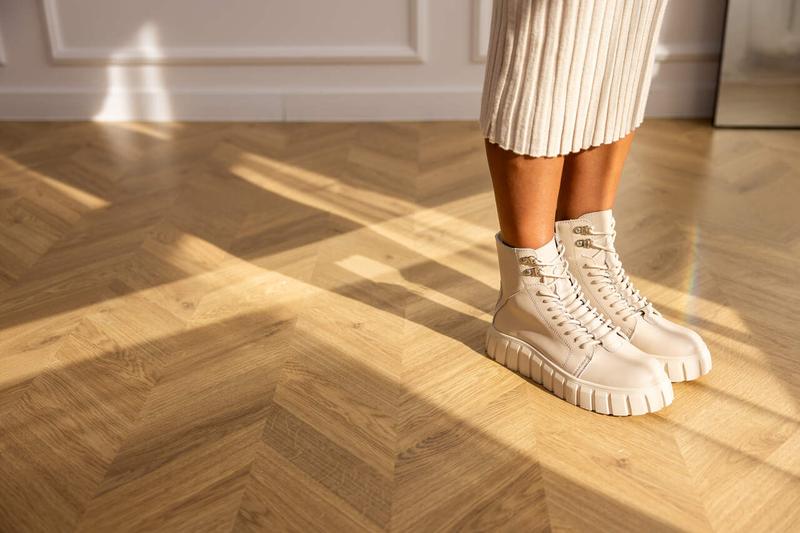 Buty do kremowej sukienki na wesele