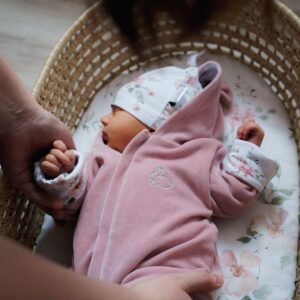 Jak dopasować idealny rozmiar kombinezonu dla noworodka?