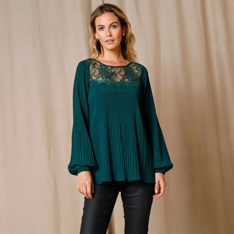 Jak idealnie dobrać bluzkę do plisowanej spódnicy?