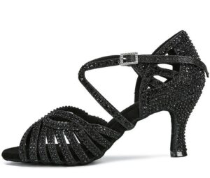 Stylowe inspiracje: jakie buty na sylwestra 2026 wybrać, by olśnić wszystkich?