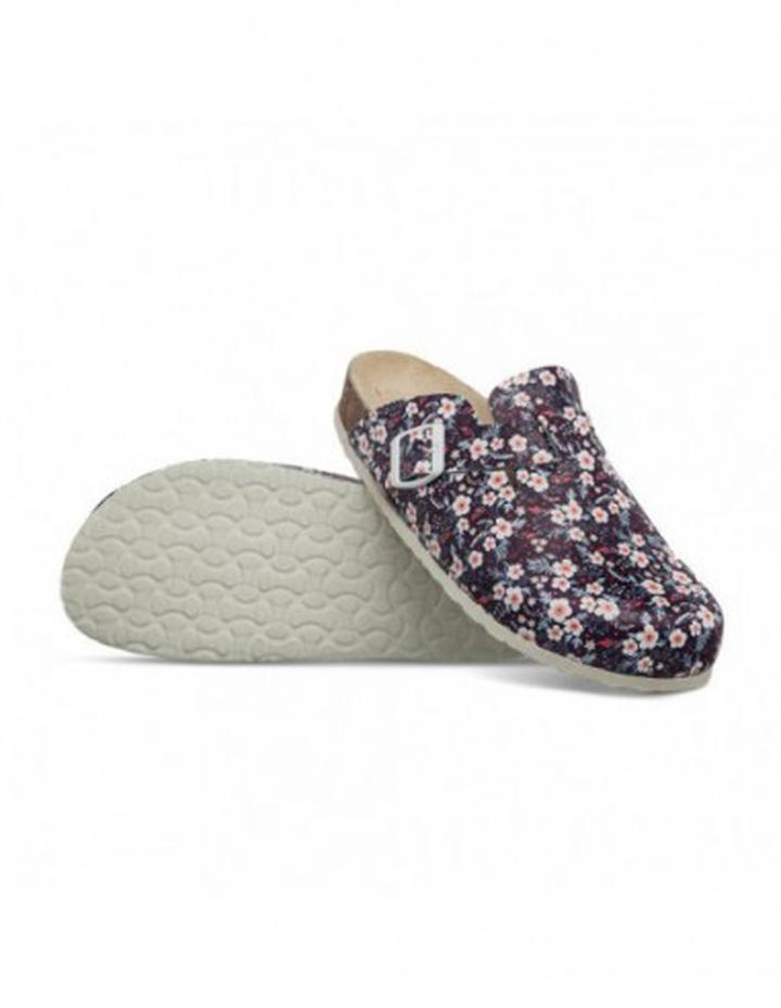 Buty do czarnej sukienki w kwiaty