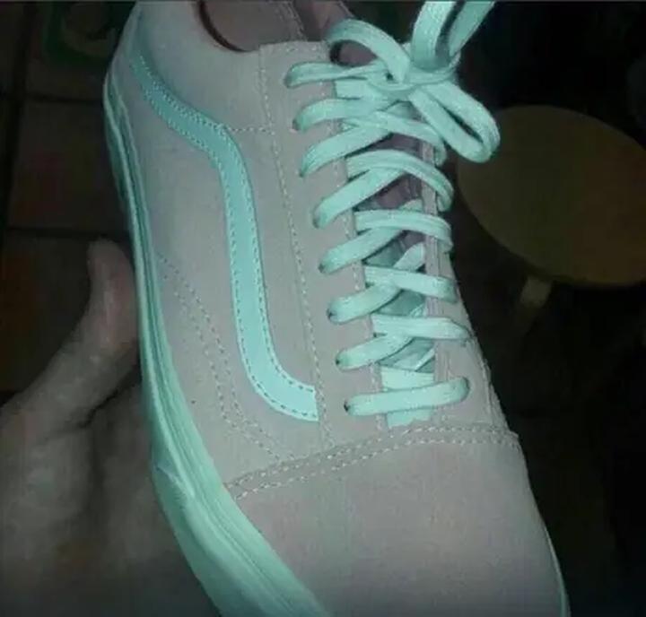 Kolor butów do czerwonej sukienki