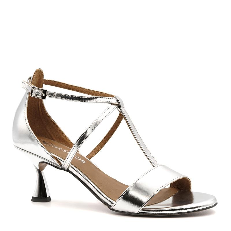 Idealne buty do srebrnej torebki – jak wybrać te najlepsze?