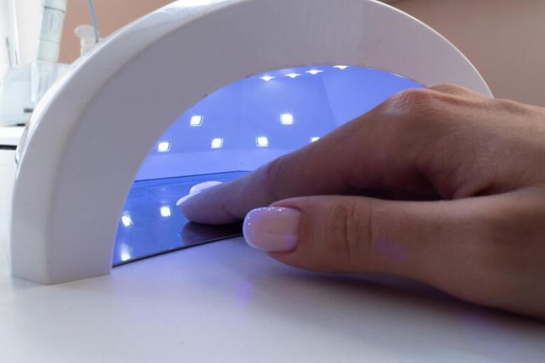 Lampa LED czy UV – która lepsza do paznokci hybrydowych? Poradnik dla manicure’istek