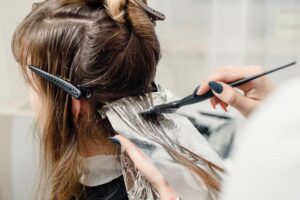 Odkryj sekrety: jak farbować włosy płukanką w domowym zaciszu