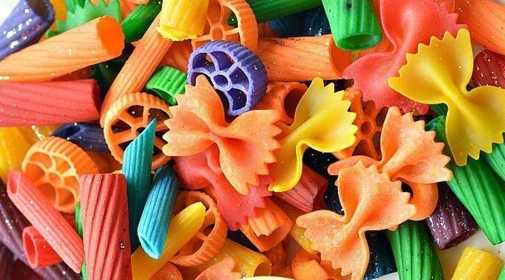 Zaskakujące sposoby na farbowanie makaronu w kuchni