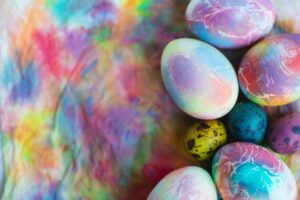 Naturalne sposoby na to, jak się farbuje jajka w cebuli